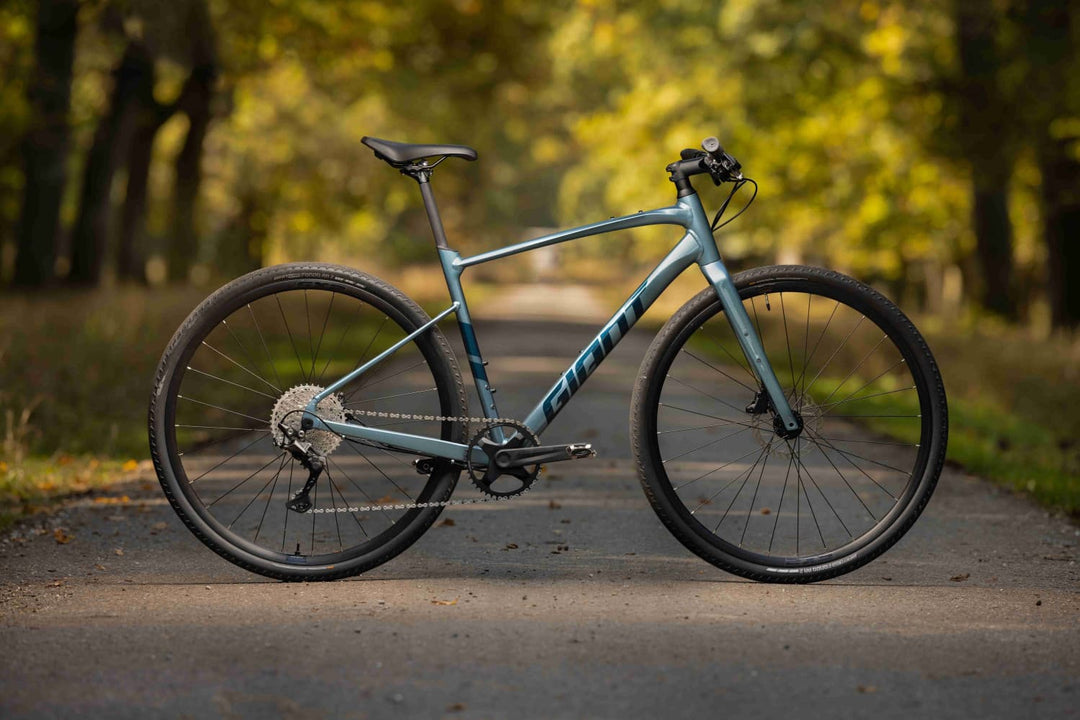 moderní fitness kolo s lehkým hliníkovým rámem, karbonovou vidlicí a sadou Shimano Deore. Ideální volba pro silnice i lehký terén.