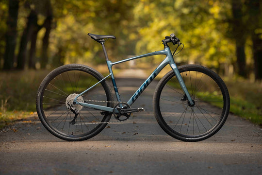 moderní fitness kolo s lehkým hliníkovým rámem, karbonovou vidlicí a sadou Shimano Deore. Ideální volba pro silnice i lehký terén.