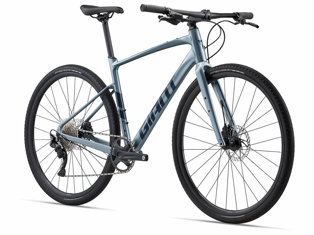 moderní fitness kolo s lehkým hliníkovým rámem, karbonovou vidlicí a sadou Shimano Deore. Ideální volba pro silnice i lehký terén.