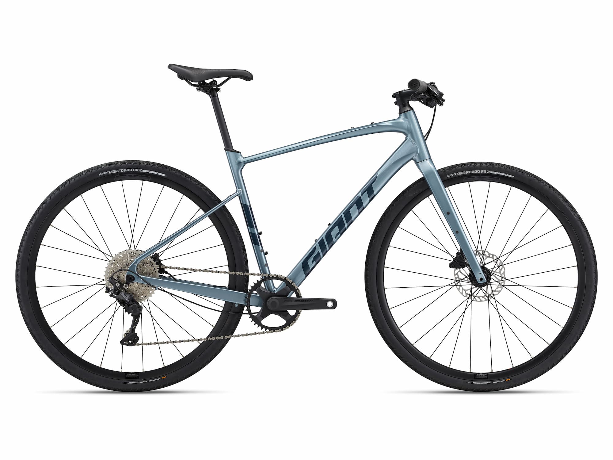 Giant Fitness kolo s lehkým hliníkovým rámem, karbonovou vidlicí a sadou Shimano Deore. Ideální volba pro silnice i lehký terén.