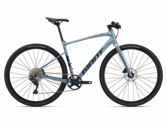 Giant Fitness kolo s lehkým hliníkovým rámem, karbonovou vidlicí a sadou Shimano Deore. Ideální volba pro silnice i lehký terén.