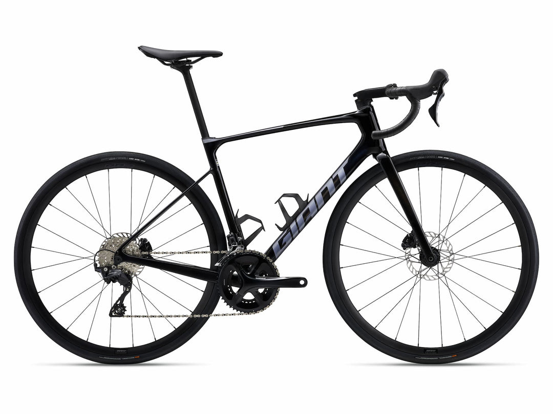 Karbonové silniční kolo Giant Defy Advanced 2, Shimano 105 12s, plná integrace kabelů